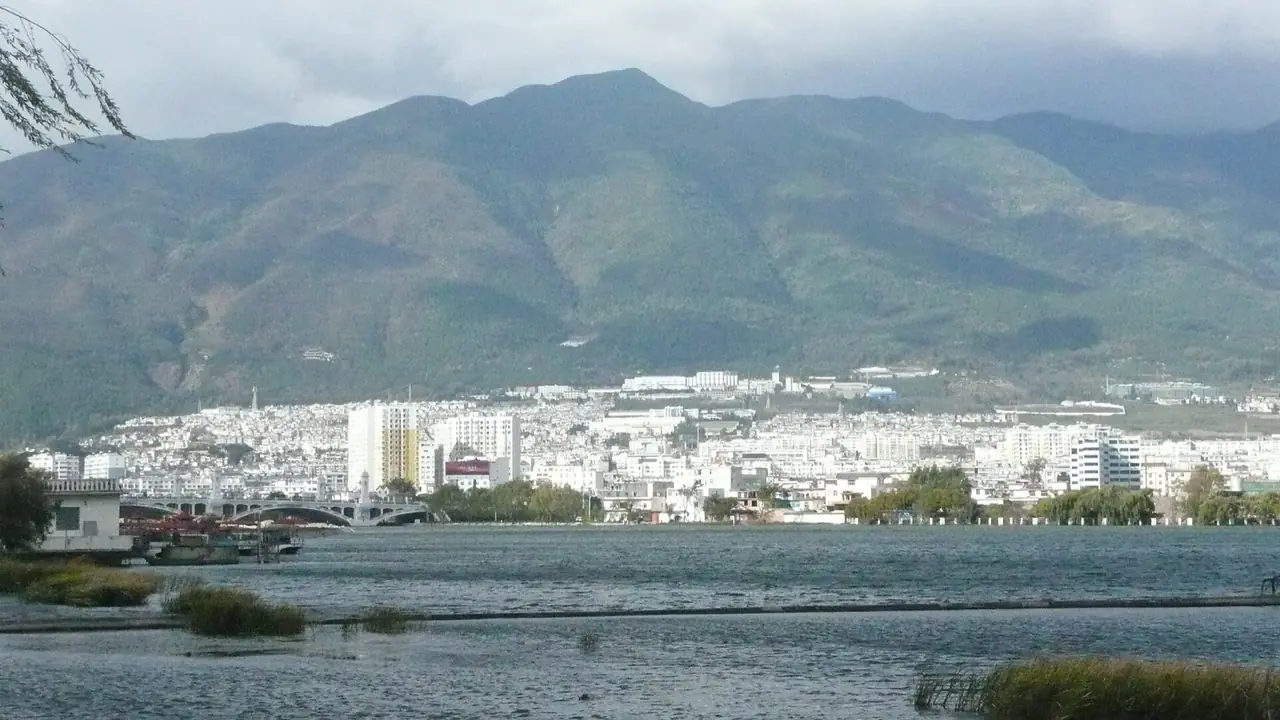大理洱海湖岸